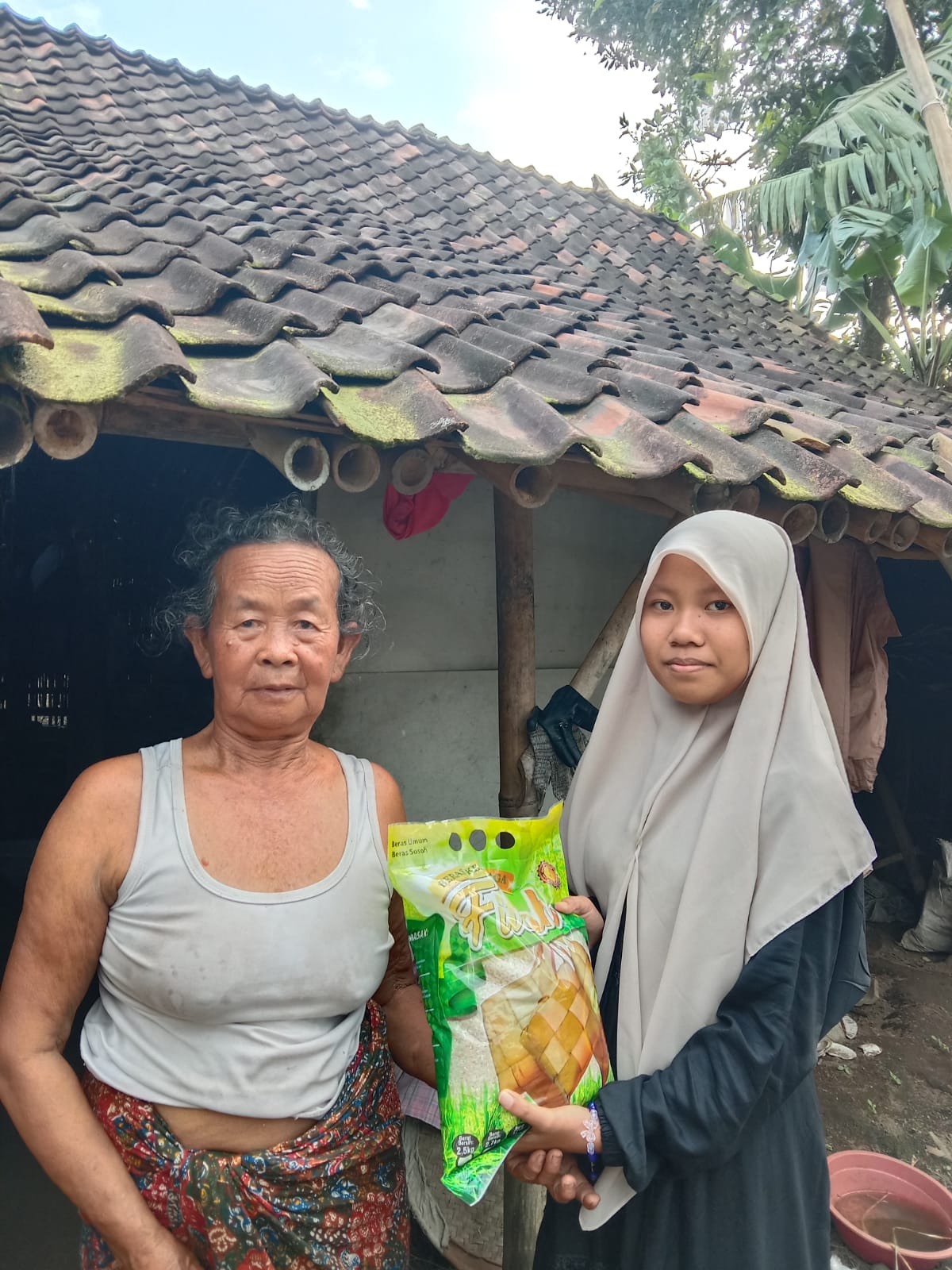 Sewindu Mengabdi, Berbagi Berkah di Bulan Suci: Milad Ke-8 SMP Al-Khoiriyah Ranupakis - foto 1